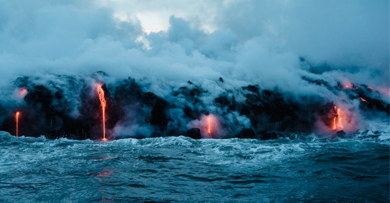 Volcan et lave coulant dans la mer