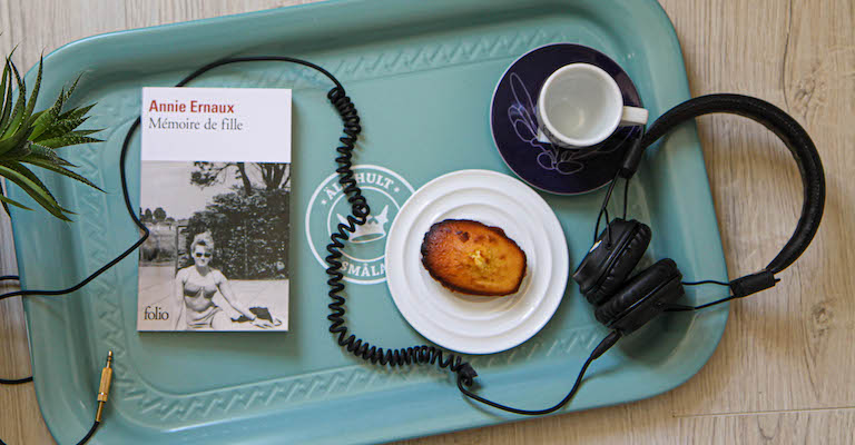 Livre, plateau de petit déjeuner et casque audio