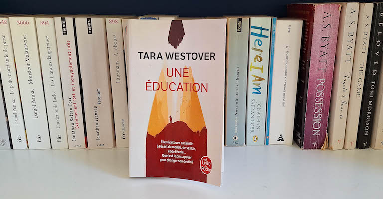"Une éducation" par Tara Westover, sur une étagère de livres